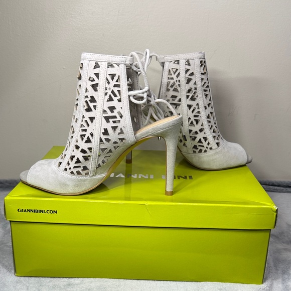 NWT Gianni Bini Silvie Stone Cold Gray Suede Stiletto Heels -  Size 6.5 - BNIB - Picture 2 of 12